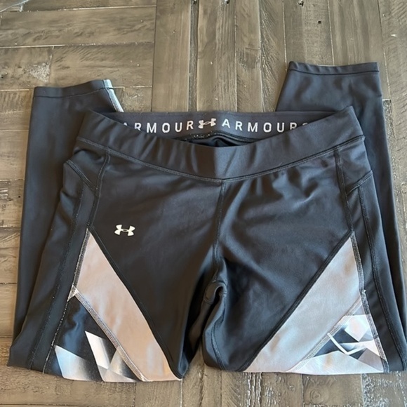 Under Armour Women's HeatGear No-Slip Waistband Mid-Rise Capris - Picture 2 of 4